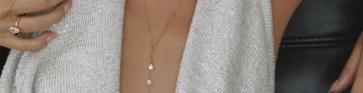 Model mit langer Y-Kette und Ringen