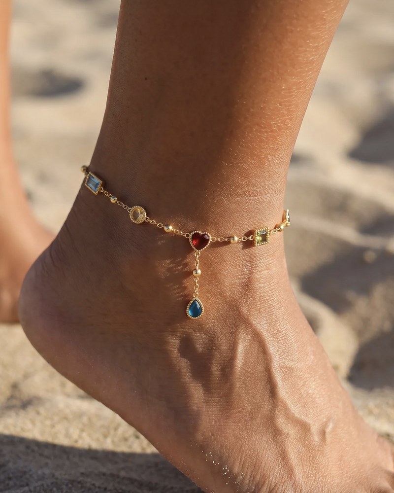 Fußkette mit bunten Steinen am Strand