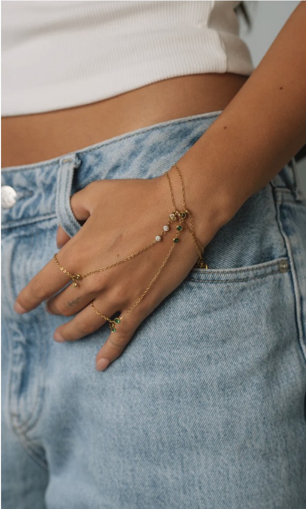Handkette mit grünen Steinen an der Hand in der Jeanstasche